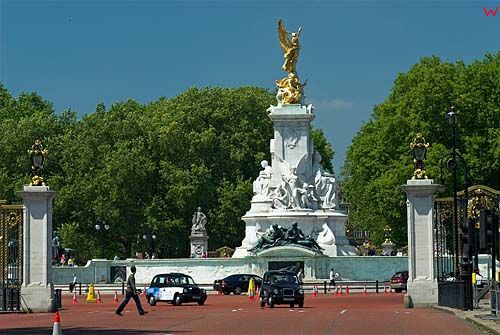 Londyn. Pomnik Quuen Victoria Memorial przed Pałacem Buckingham.